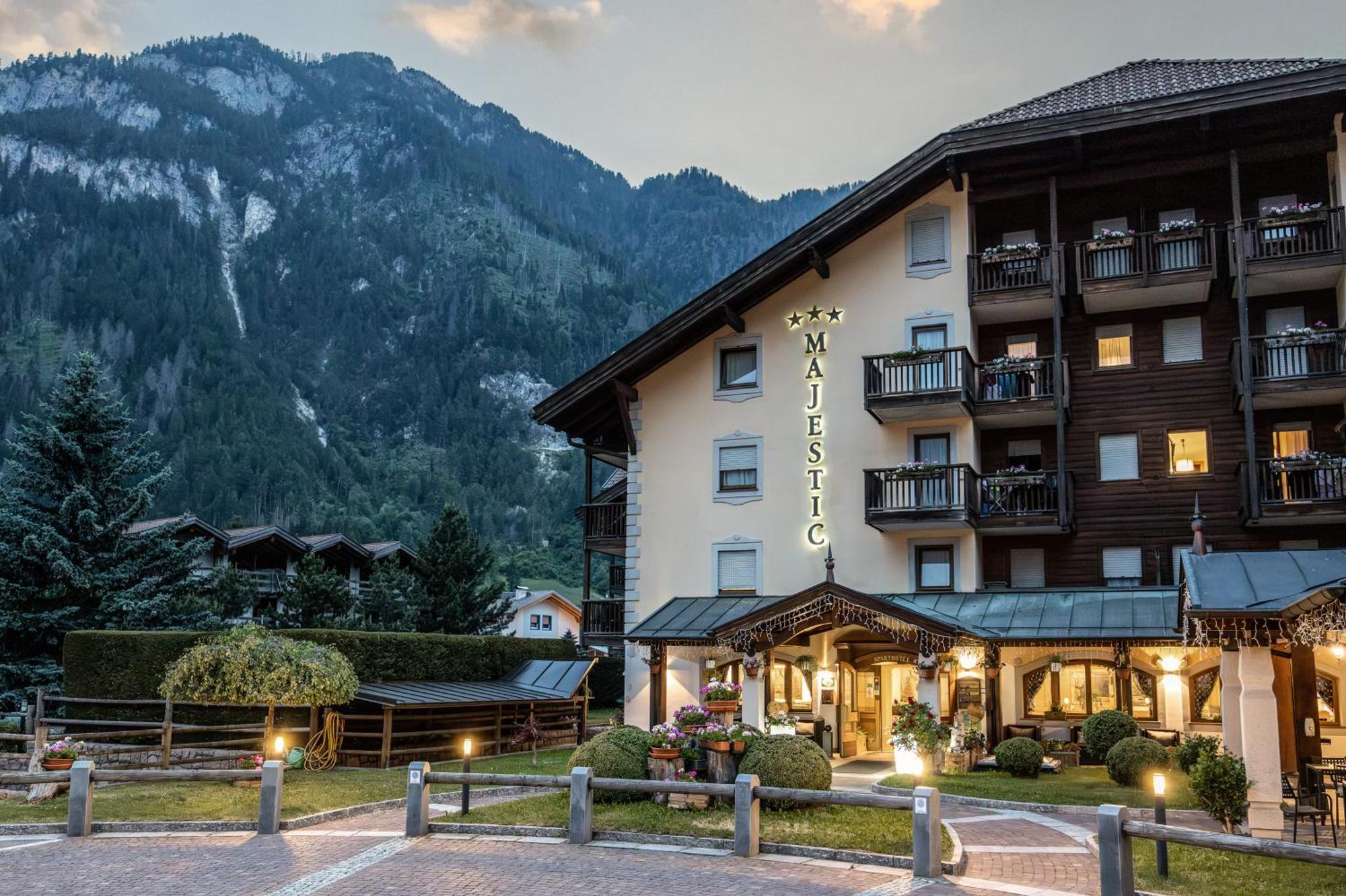 Aparthotel Majestic Predazzo Esterno foto